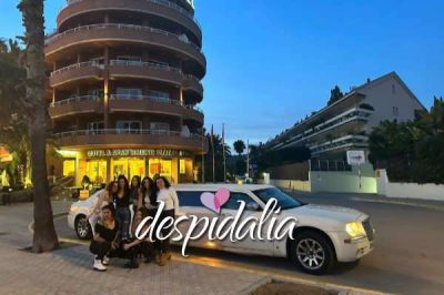 Louez une limousine Chrysler 300C blanche à Barcelone