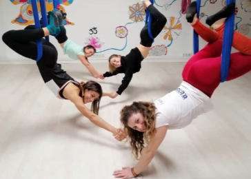 Cours de yoga aérien à Barcelone pour EVJF